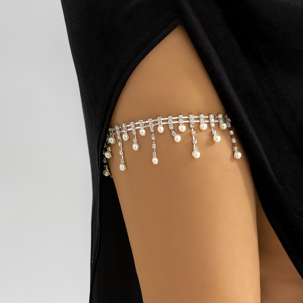 Body Jewelry Leg Chain - สร้อยข้อเท้าประดับมุกและคริสตัลสำหรับผู้หญิง พร้อมพู่ห้อย สร้อยรัดต้นขาแบบยืดหยุ่น ปรับได้ เหมาะสำหรับงานปาร์ตี้ งานแต่งงาน