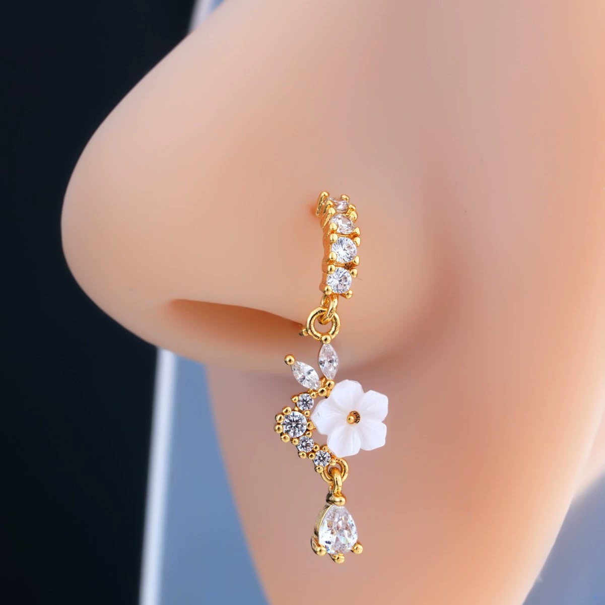 Body Jewelry Surgical Steel - แหวนจมูกดอกไม้สีทองประดับคริสตัลทรงหยดน้ำแบบห้อย 18G ทำจากเหล็กกล้าผ่าตัด สำหรับสไตล์คอทเทจคอร์ แฟรี่คอร์ เครื่องประดับสวยงาม