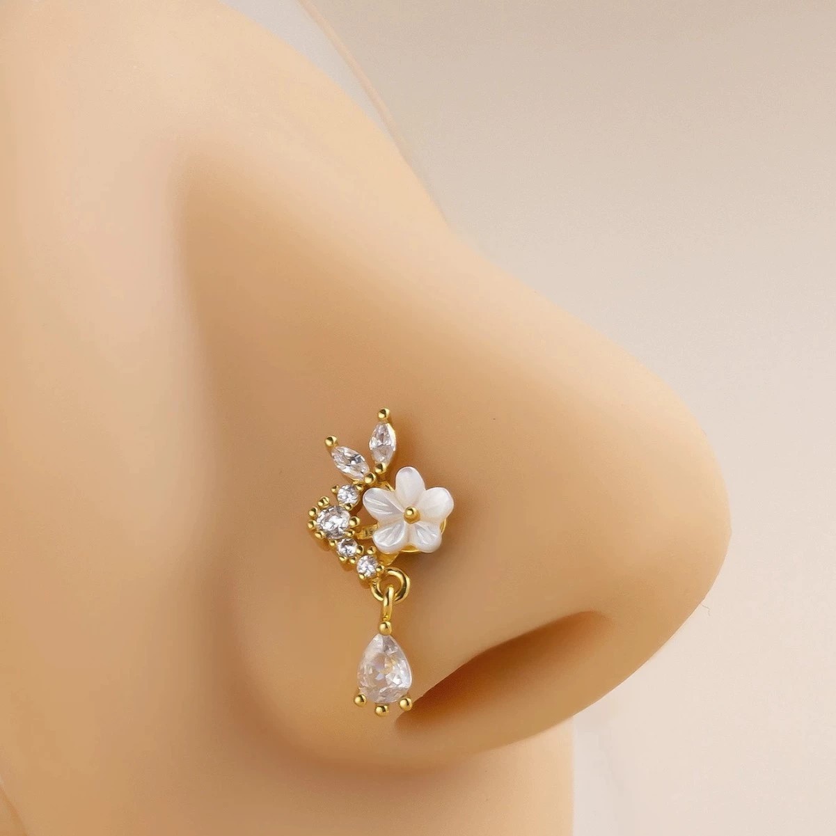 แหวนจมูกดอกไม้สีทองประดับคริสต - Body Jewelry Surgical Steel บทวิจารณ์และราคา